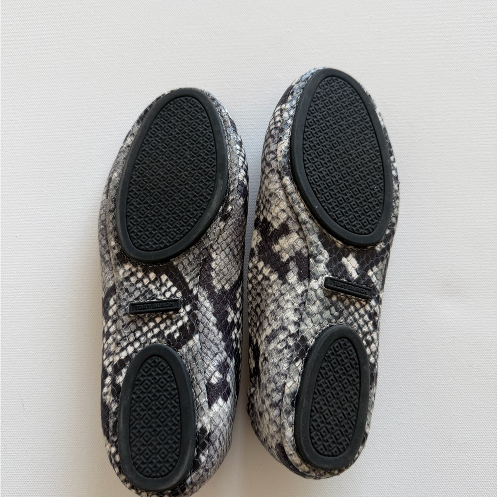 Tory Burch Reva Snakeskin Ballet Flats Size 6 Black Logo Medallion Leather - Picture 6 of 7